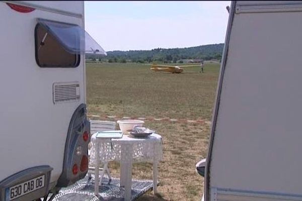 Depuis quelques jours, les avions cohabitent avec les caravanes sur l'aérodrome de Fayence.