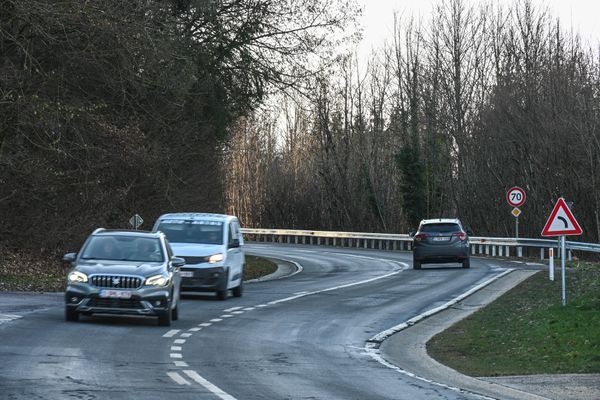 Les pompiers appellent à la vigilance des automobilistes face à une chaussée gelée et glissante, ce mardi 19 décembre 2023.