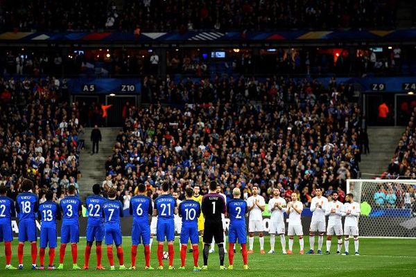 Une minute d'applaudissements a été respectée. 