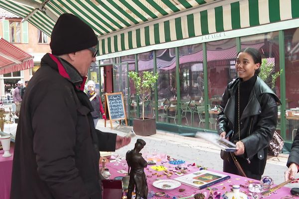 Tous les lundis, vous trouverez le brocanteur Georges Samitier-Cotto sur le cours Saleya à Nice prêt à vous faire découvrir ses trésors.