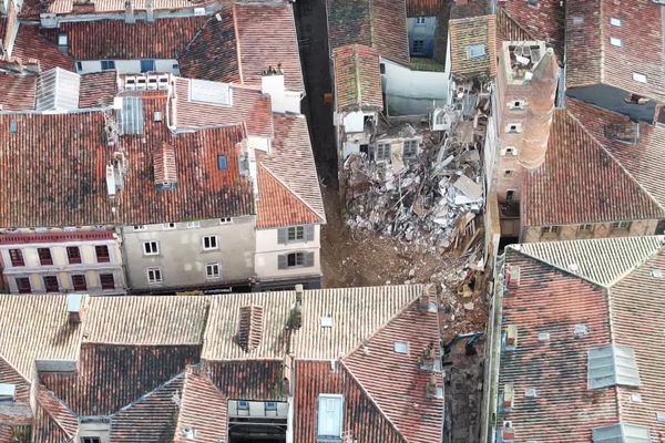 L'immeuble effondré au 4, rue Saint-Rome au centre de Toulouse en Haute-Garonne, quelques heures après son écroulement, survenu samedi 9 mars 2024, à 1h du matin.