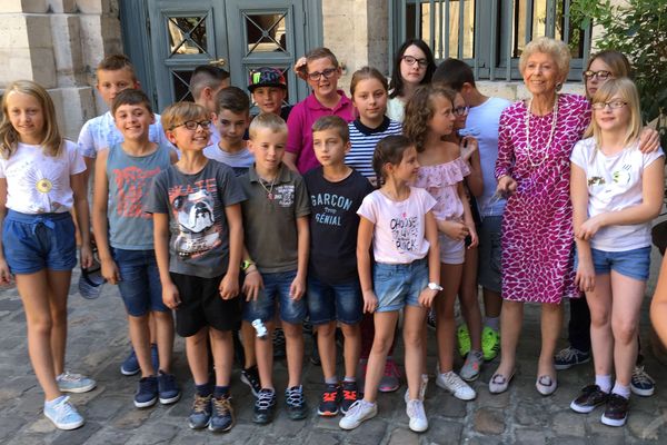 Les élèves de CM1 et CM2 de Jeandelaincourt dans la cour de l'Institut de France avec Hélène Carrère d'Encausse secrétaire perpétuelle de l'Académie Française