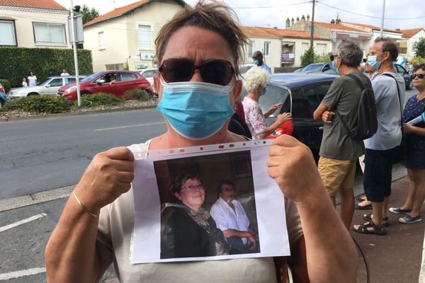 200 personnes se sont rassemblées jeudi 13 août pour la marche blanche organisée en hommage aux victimes décédées sur le Boulevard Sautel à La Rochelle 