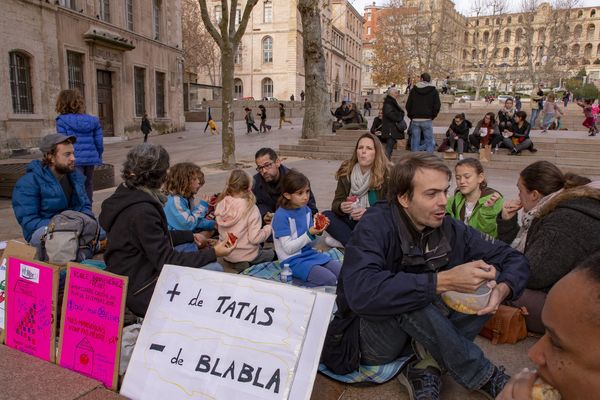 Lors du pique nique parents/enfants devant la mairie mardi 18 décembre. Les parents réclament plus d'Atsem pour encadrer les enfants.