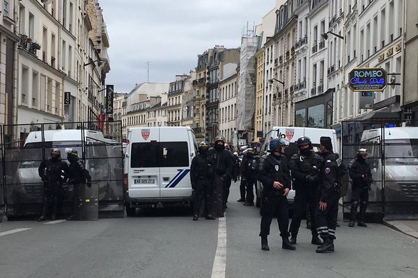 Les CRS bloquent les accès aux rues adjacentes à la Place de la Bastille.