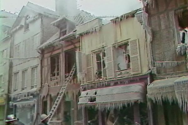 Le combat des pompiers contre l'incendie s'est fait dans un froid intense.