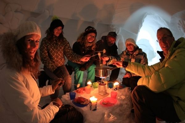 A l'arrivée, une bonne fondue savoyarde et des couvertures en peau de bêtes attendent les valeureux randonneurs.