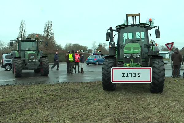 Manifestation d'une quarantaine d'agriculteurs français et allemand à Lauterbourg (Bas-Rhin), le 22 janvier 2023.