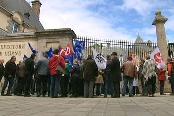 Les syndicats ont manifesté devant la Préfecture de l'Orne, à propos des conditions de travail dans la nouvelle prison, 28 mai 2013