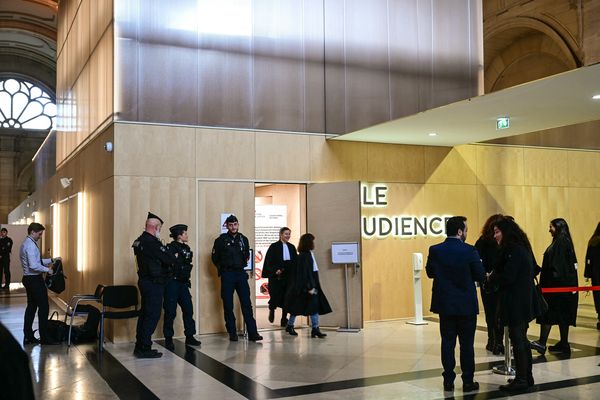 Tribunal de Paris, 22 avril 2024 : des gendarmes montent la garde devant la salle d'audience du procès en appel de deux proches de l'auteur de l'attaque au camion-bélier qui a tué 86 personnes, dont une quinzaine d'enfants, sur la Promenade des Anglais à Nice le 14 juillet 2016, devant la cour d'assises spéciale.