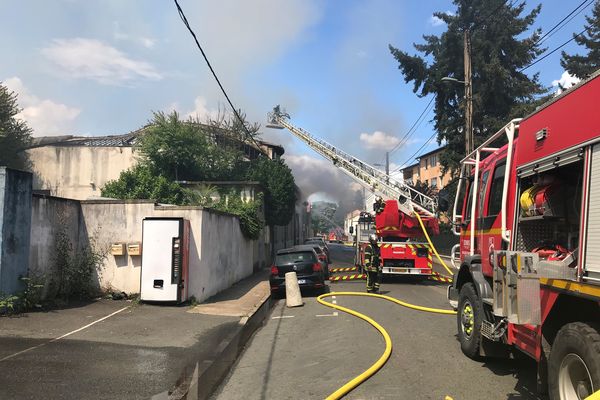 Un violent incendie a frappé ce vendredi 9 juillet 2021 une carrosserie à Villefranche-sur-Saône dans le Rhône.