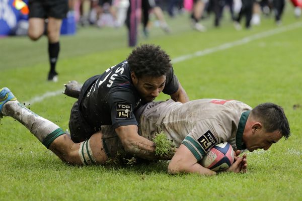 Le palois Daniel Ramsay inscrit un essai lors de la rencontre opposant la Section paloise  au Stade Français à Paris en Top 14.