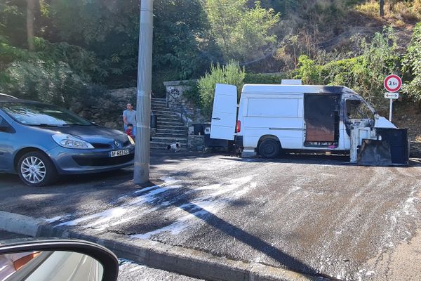 Le camion pizza garé à proximité de la plage de Ficaghjola.