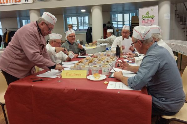 Le jury des rillettes créatives lors du 53e concours national de rillettes, à Mamers, le 8 février 2020