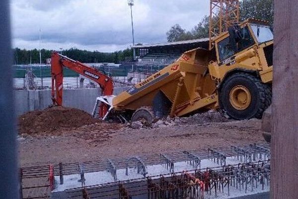 Le camion-benne jaune avait glissé avant de percuter la pelleteuse, conduite par la victime. L'ouvrier, alors âgé de 28 ans, était décédé sur le coup.