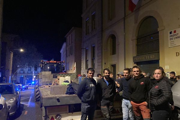 Les jeunes agriculteurs de l'Ardèche ont mené une action dans la nuit en emmurant la préfecture, ils estiment ne pas avoir été entendus depuis la crise de janvier dernier.