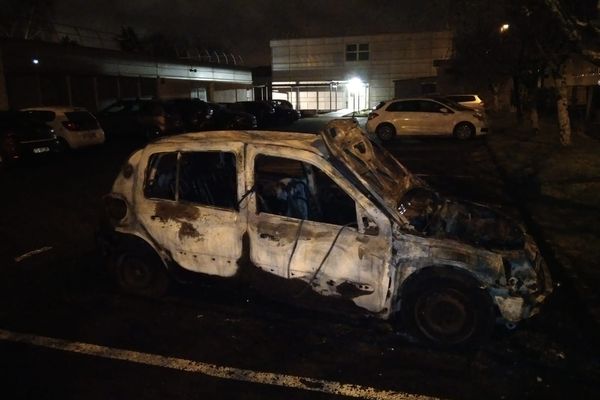 La voiture d'un enseignant au collège Georges Lapierre, à Lormont, a été incendiée sur le parking de l'établissement jeudi 3 février.