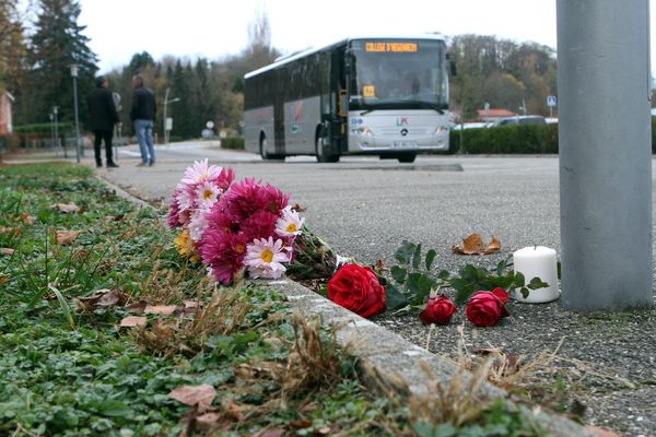 Fleurs et bougies devant le collège des Trois Pays à Hégenheim
