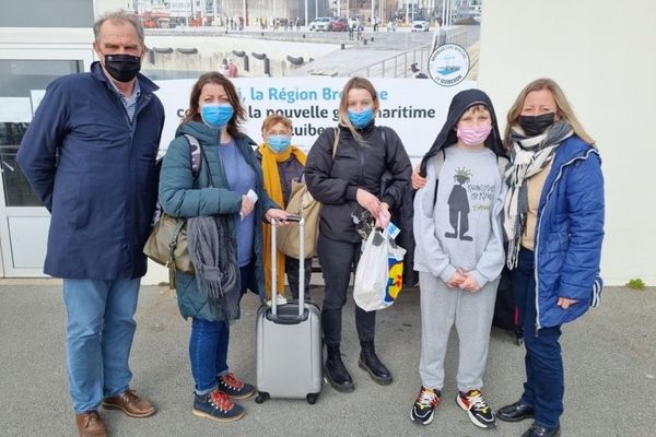 Accueil d'Olena, de son fils et de sa belle-fille au port du Palais à Belle-Île