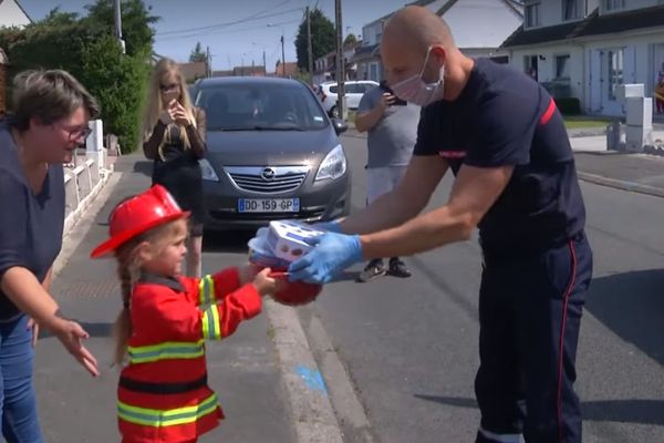 Emilie, 6 ans, a reçu un cadeau des mains des pompiers 