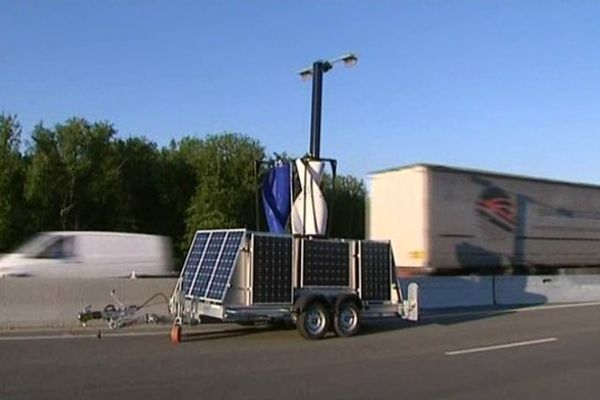 La remorque équipée d'éoliennes est utilisés pour éclairer le chantier en cours sur l'A71. Le système a été mis au point par la société Vertéole basée dans la Drôme. 