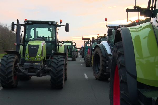 Les tracteurs occupent l'A11 au péage de Durtal