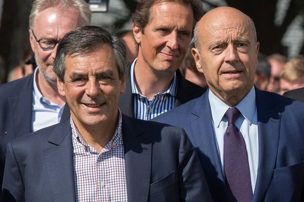 François Fillon et Alain Juppé, les deux finalistes de la primaire de la droite et du centre, à La Baule en 2015.