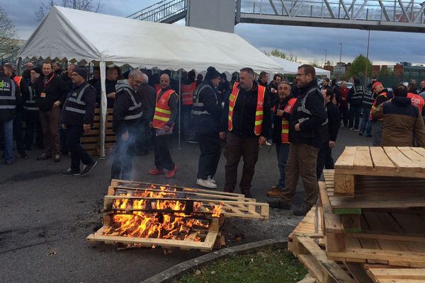 Les grévistes devant le siège de Tisséo à Toulouse