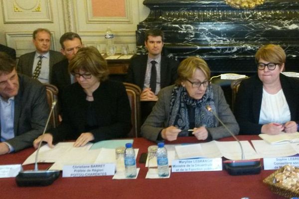 Marylise Lebranchu pendant la réunion avec les organisations syndicales de la fonction publique à Poitiers