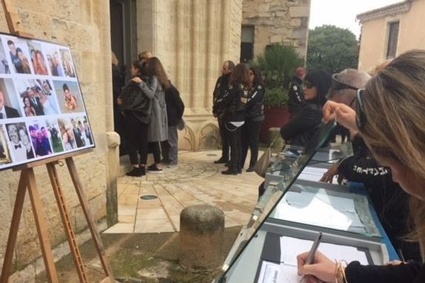 Des registres avec les photos des victimes, tous membres d'une même famille ont été installés à l'entrée de l'église.