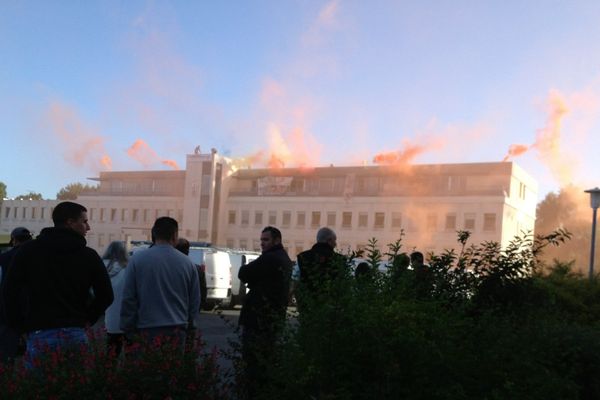 Fumigènes sur l'hôtel des impôts de La Rochelle.