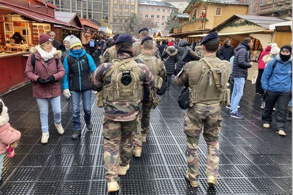 Patrouille de militaires au marché de Noël de Strasbourg.