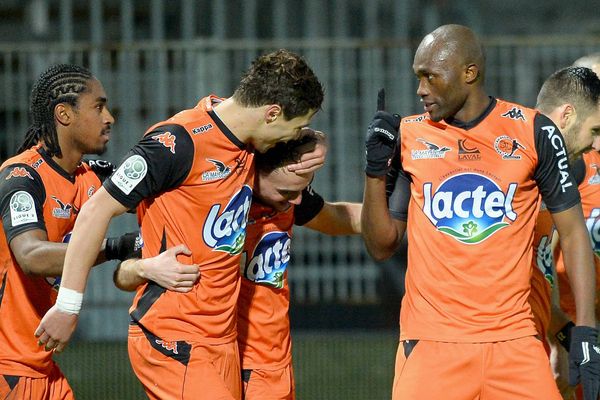 La 18e journée de Ligue 2 de football entre Laval - Valenciennes 2e But de Martin Mimoun et joie de Christian Bekamenga, Wesley Saïd, Selim Ben Djemia