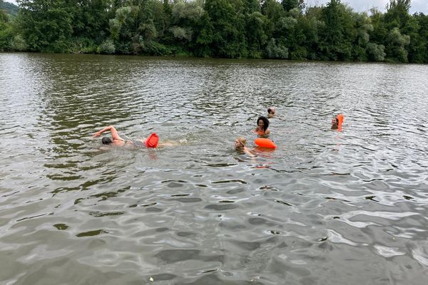 Les adhérentes de l'association "Metz Ville d’eau" s'essayent à la baignade dans la Moselle