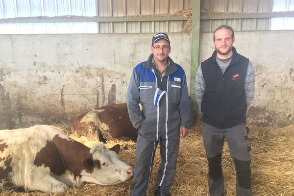 Eric Germain et Cyril Paulet sur leur exploitation au Vernet-la-Varenne, dans le Puy-de-Dôme. Les deux agriculteurs ont bénéficié d'une aide du FEADER, dans le cadre d'une extension et mise aux normes des installations.