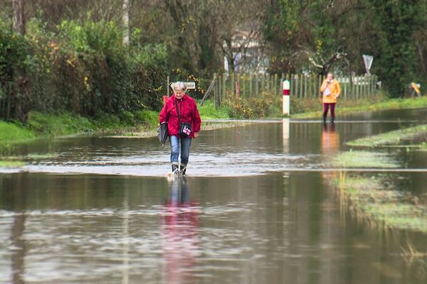 En Gironde, les habitants de Sablons sont contraints de rejoindre leur véhicule à pied.