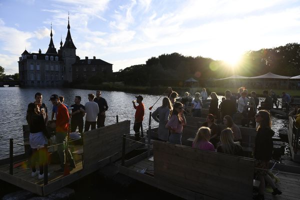 Le festival Paradise, rassemblant initialement 10 000 personnes par jour, a permis à 400 personnes de profiter de la fête grâce à un système de barques pour respecter la distanciation physique.