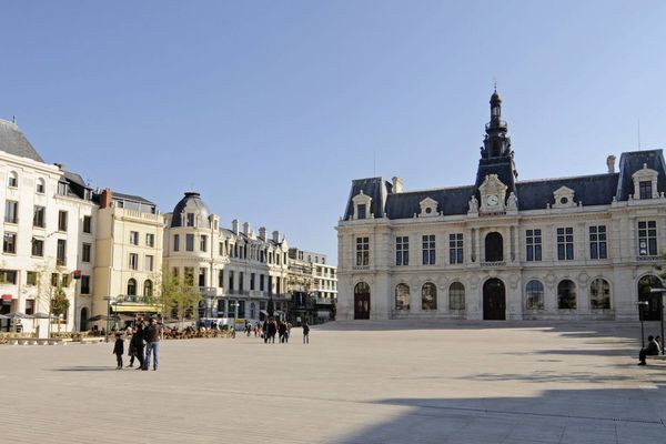 Parvis et Hôtel de ville de Poitiers