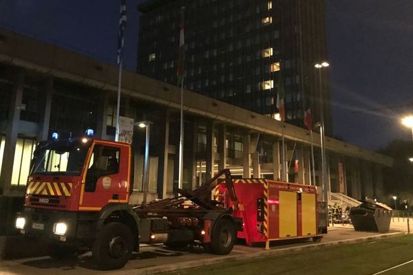 Le feu a pris vers 4h du matin dans la salle du conseil municipal.