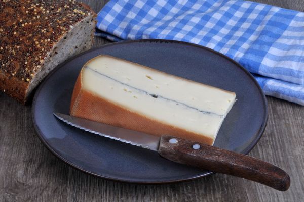 Photo d'illustration d'un morceau de morbier dans une assiette.