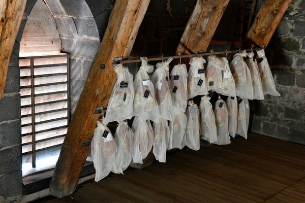 Depuis 2022, des jambons sont affinés dans la cathédrale de Saint-Flour, dans le Cantal.