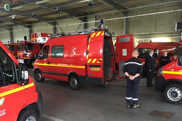 À la caserne de Brive, les pompiers de Corrèze préparent leur départ pour l'Aude après les violentes inondations. 