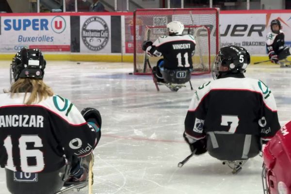 Les parahockeyeurs de Poitiers ont des installations adaptées à leur situation de handicap.