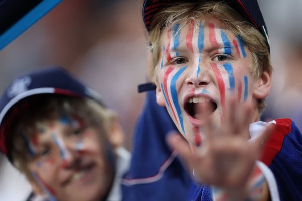 Des jeunes supporters dans le Stade Pierre Mauroy pour encourager la France