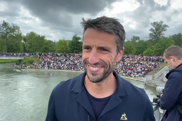 Tony Estanguet a assisté au passage de la flamme sur les flots du Stade d'Eau-Vive à pau, là même où il a débuté sa carrière.