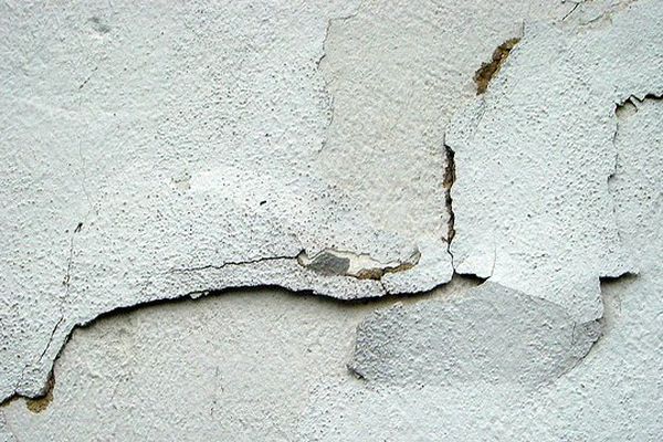 Des fissures sont visibles sur les murs des maisons à cause de la canicule de cet été. 