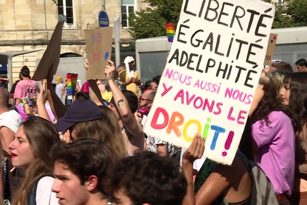 La Marche des Fiertés a rassemblé environ 7.000 personnes ce dimanche 12 septembre à Bordeaux. 