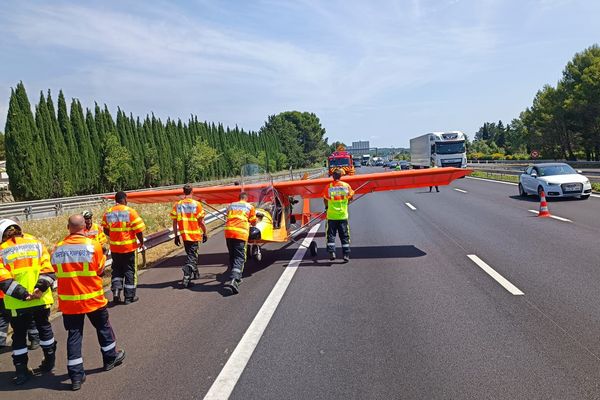 L'ULM a atterri en urgence sur l'autoroute, puis s'est déplacé sur la bande d'arrêt d'urgence.