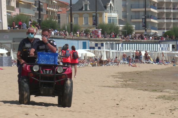 CRS, bénévoles et maîtres-nageurs avaient pour mission de vider la plage de ses occupants ce samedi après-midi