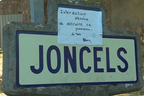 Joncels (Hérault) - la commune refuse de changer de panneaux de signalisation aux entrées et sorties du village. Tous veulent conserver les panneaux "Michelin" - 8 septembre 2020.